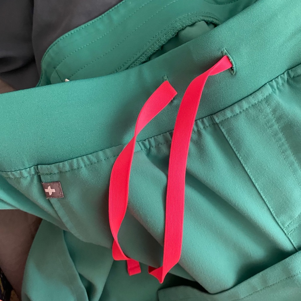 Figs surgical green joggers medium petite
